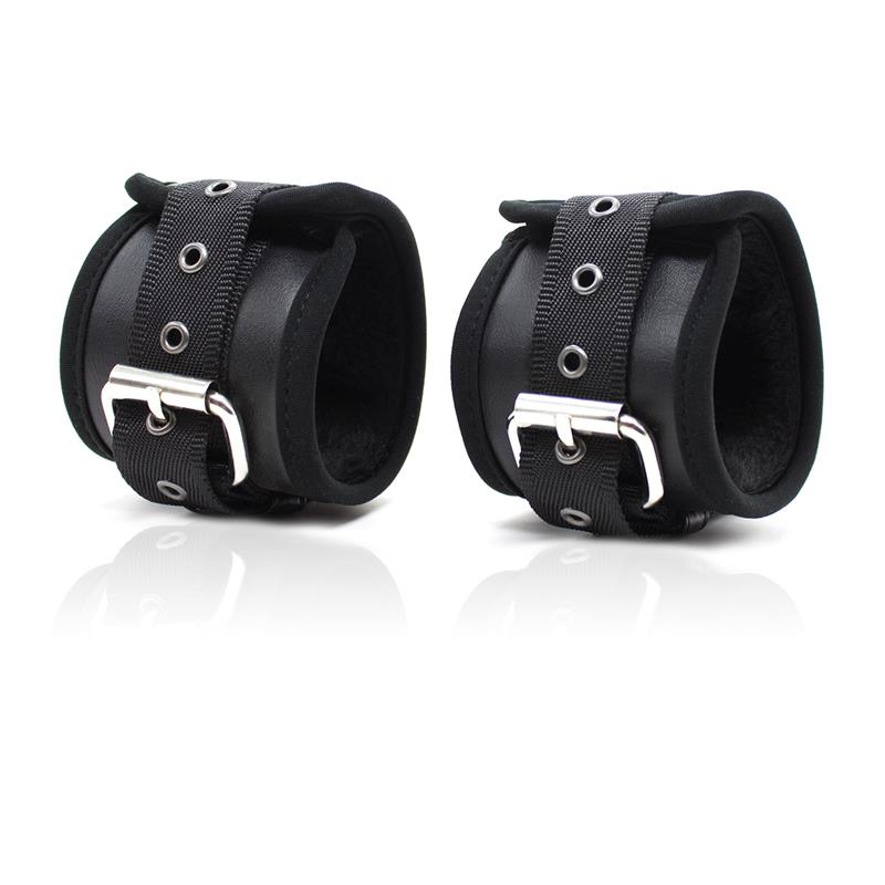 Leather Handcuffs with Big Hoops Black — zdjęcie 3